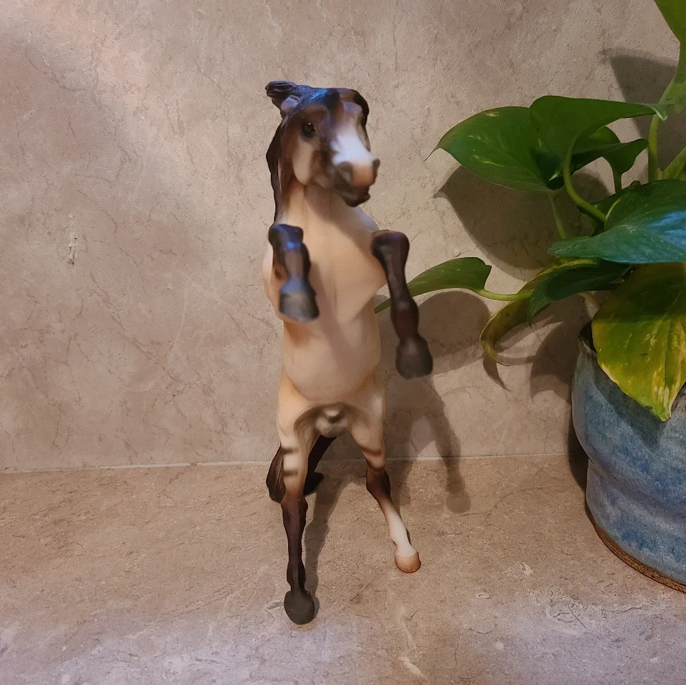 Breyer Sombra Classic Cocoa Dun Bi-Colored Eyes Messenger Series - Picture 2 of 5